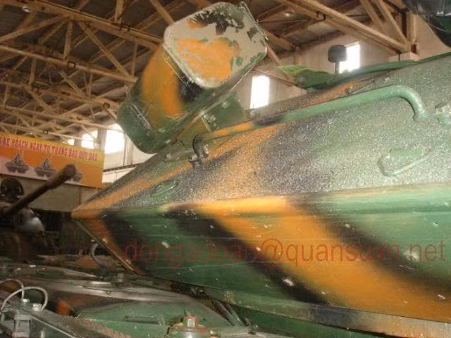 Điểm khác biệt của hệ thống cối này so với phiên bản T-54 do Israel cung cấp đó là kíp lái của ta phải trèo ra ngoài nạp lại đạn cối sau mỗi lần bắn. Phiên bản T-54 nâng cấp của Israel sử dụng cối với khả năng nạp hậu, cho phép kíp lái nạp đạn từ bên trong xe. Nguồn ảnh: Quansuvn.