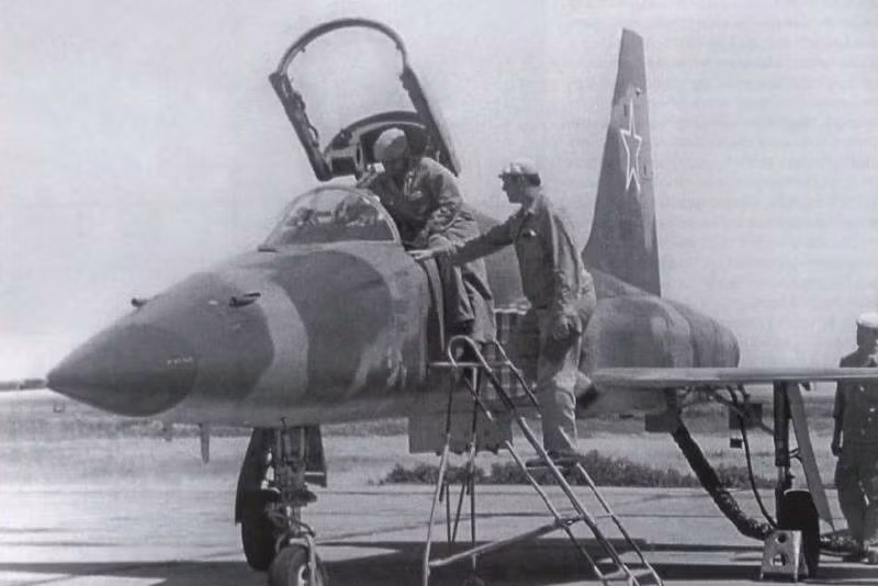 Máy bay chiến đấu F-5E của Mỹ bị chúng ta thu làm chiến lợi phẩm sau chiến tranh. Sau đó, Việt Nam đã hào phóng tặng các máy bay này cho một số nước Xã hội Chủ nghĩa như Liên Xô, Tiệp Khắc,... để nghiên cứu cách khắc chế máy bay Mỹ. Nguồn ảnh: PTS.
