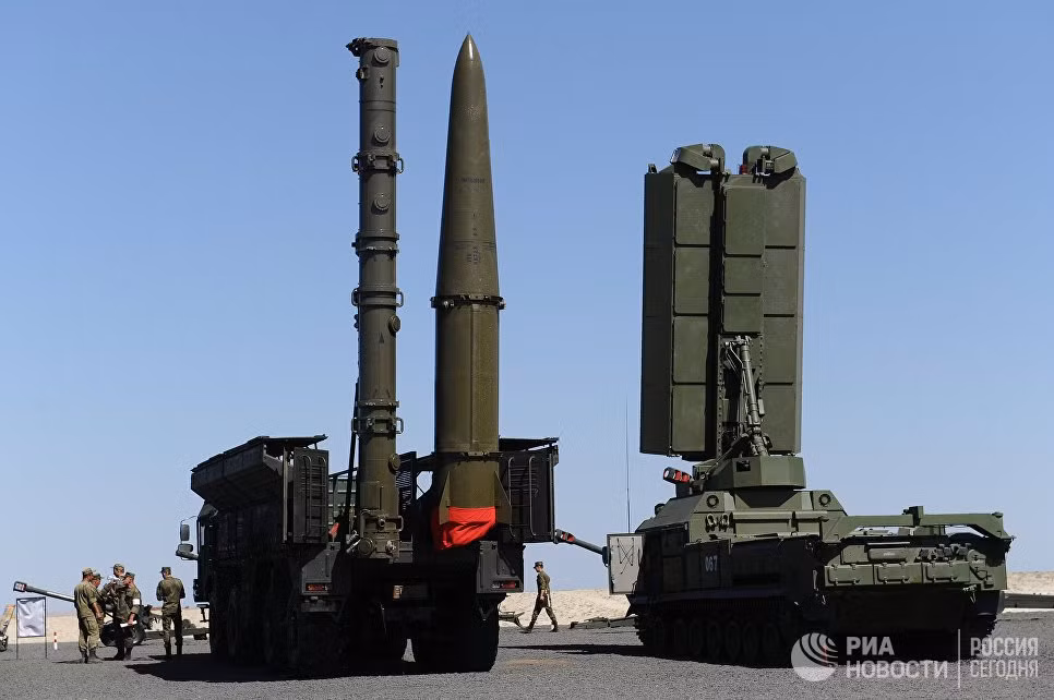 Tổ hợp tên lửa Iskander-M với tên lửa 9M723 SRMB và xe radar 1L261 Zoopark-1M. Hệ thống radar này có khả năng khóa 12 mục tiêu trên không cùng lúc, bao quát được khu vực rộng 22 km và có khả năng xác định đường đạn pháo của đối phương để phản pháo chính xác. Nguồn ảnh: RIA.