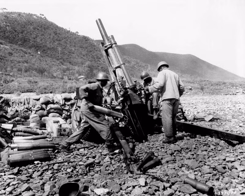 Ra đời năm 1941 và được sản xuất trong hơn 10 năm kể từ năm 1941 tới năm 1953, khẩu lựu pháo M2A1 với cỡ nòng 105mm đã được sử dụng bởi nhiều quốc gia trên thế giới suốt từ khi nó ra đời tới nay. Nguồn ảnh: WWII.
