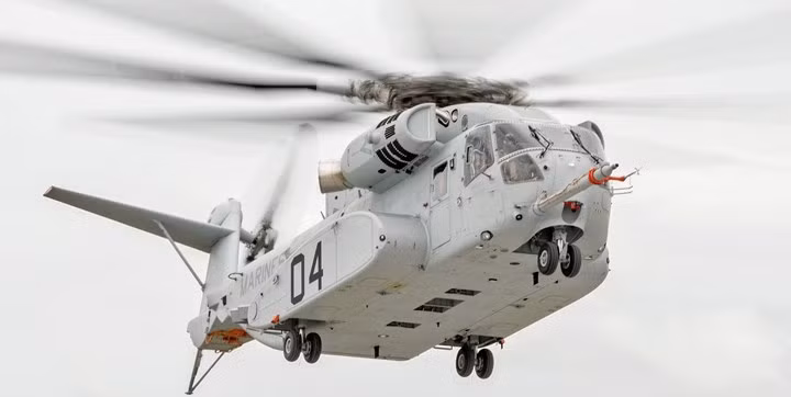 Cánh đuôi đứng đặt hơi nghiêng để tạo sự ổn định cho CH-53K King Stallion khi hoạt động. Cánh quạt đuôi được thiết kế 4 lá để tạo sử ổn định cho trực thăng khi bay. Ảnh: key.aero.