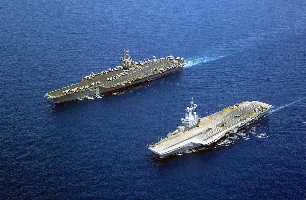 Tàu sân bay USS Enterprise bên cạnh tàu sân bay hạt nhân duy nhất của thế giới không thuộc sở hữu của Hải quân Mỹ - tàu sân bay Charles de Gaulle của Hải quân Pháp. Nguồn ảnh: Pinterest.