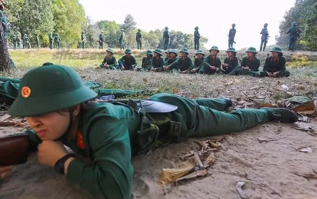 Các bài học của những nữ tân binh này cũng giống với các nam tân binh và hoàn toàn không có bất sự ưu tiên nào trong chương trình học của các nữ tân binh so với các nam tân binh. Nguồn ảnh: Sina.