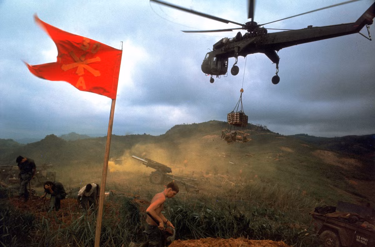 Cần cẩu bay được Mỹ huy động để mang hàng tiếp tế lên chiến trường Khe Sanh. Nguồn ảnh: Flickr.
