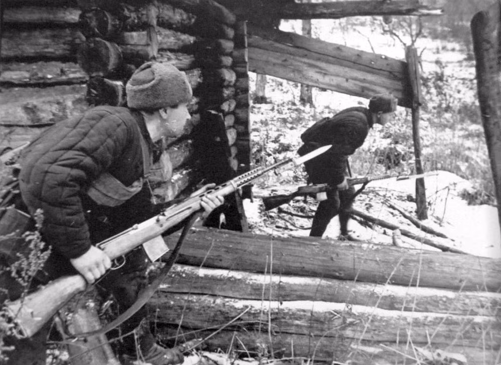 Do có tầm bắn xa và khả năng bắn liên tục, SVT-40 đã được sử dụng như một khẩu súng bắn tỉa với khả năng bắn phát thứ hai gần như ngay lập tức nếu viên đầu tiên trượt mục tiêu. Đảm bảo các mục tiêu đắt giá sẽ không thể thoát được khỏi tầm ngắm của khẩu súng này. Nguồn ảnh: Veteran.