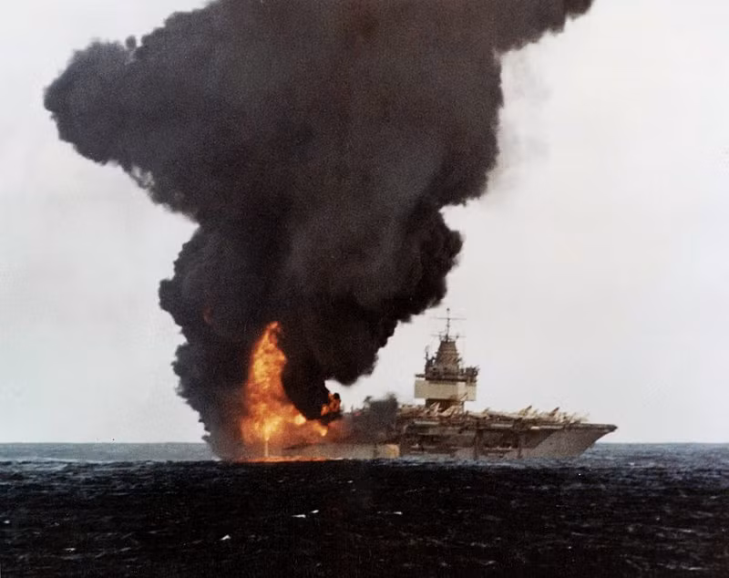 Bắt đầu được nhập biên chế Hải quân Mỹ từ năm 1961, tàu sân bay USS Enterprise trở thành con bài mang tính chiến lược của Mỹ, chuyên được nước này sử dụng để răn đe. Ảnh: Tàu sân bay USS Enterprise bốc cháy trong một tai nạn. Nguồn ảnh: Flickr.