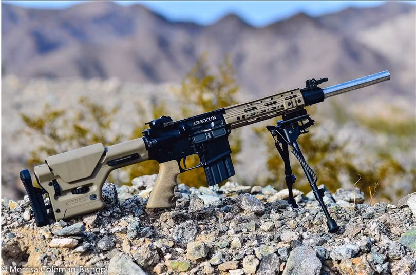 Khẩu súng trường tấn công mang tên 458 Socom này thực chất là khẩu AR-15 được cải biên lại với nòng súng cỡ lớn để sử dụng loại đạn .458 Socom. Đây là loại đạn xuyên giáp uy lực nhất hiện nay và gần như không một loại áo giáp nào trên thị trường thế giới có thể chặn được viên đạn này. Nguồn ảnh: Bishop.