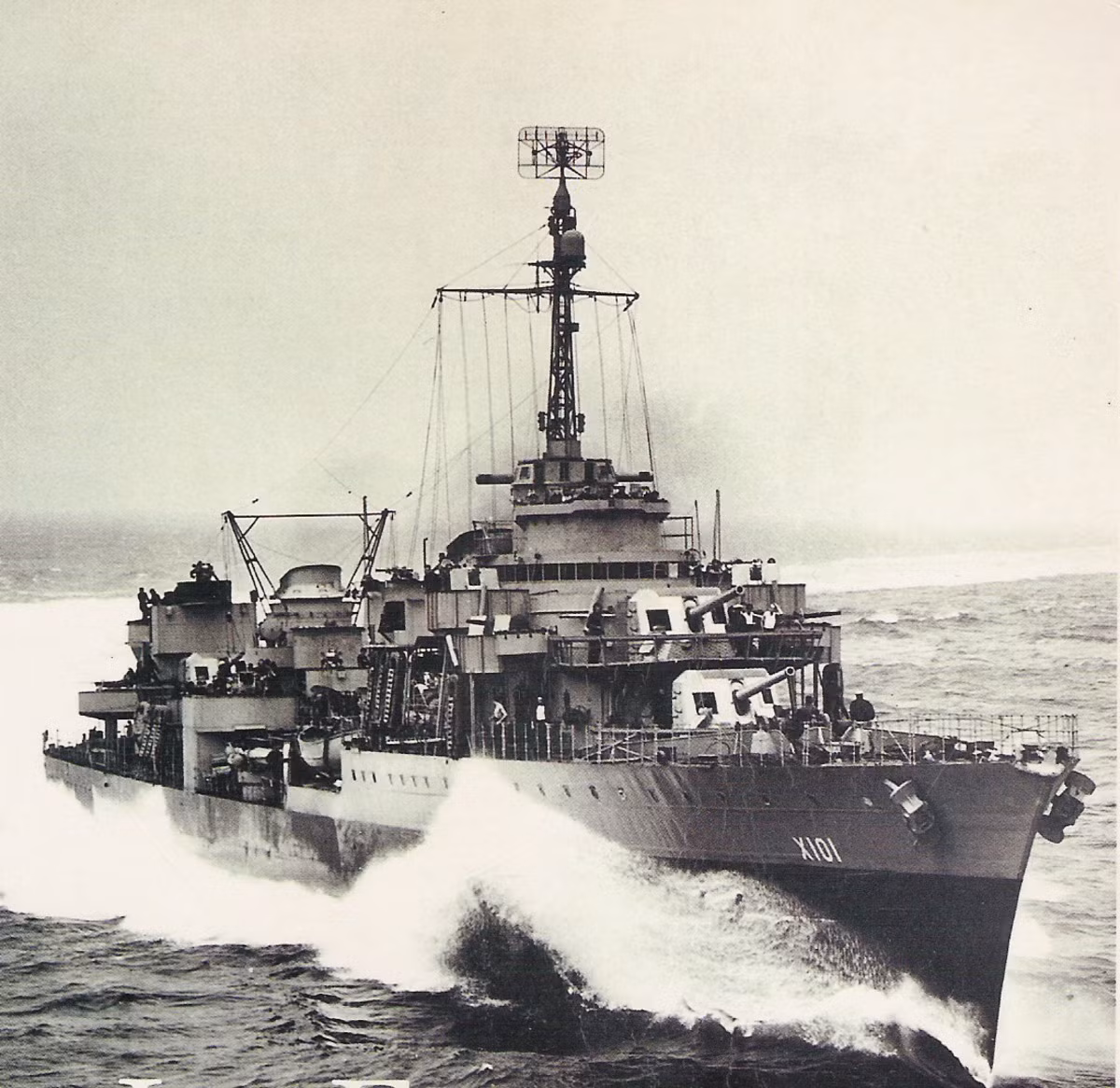 Được ra đời nhờ chương trình phát triển hải quân trong giai đoạn những năm 1930 khi nước Pháp còn hùng mạnh, khu trục hạm lớp Fantasque được biết tới như lớp tàu chiến có tốc độ di chuyển nhanh nhất từng được con người chế tạo, tuy nhiên nó lại không giúp nước Pháp dành được bất cứ chiến thắng nào kể cả trên biển. Nguồn ảnh: Wiki.