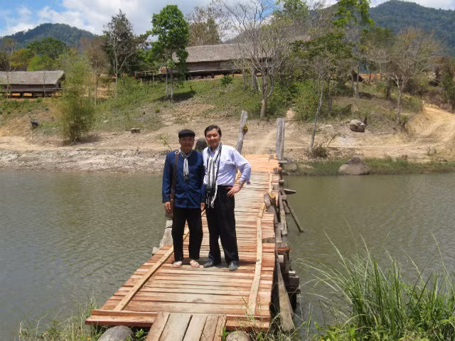 Ông Long chụp ảnh với "thầy" Nguyễn Văn Đông trước khi rời M'drak (Ảnh do nhân vật cung cấp)
