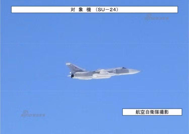 Cường kích Su-24 phiên bản Su-24MR tuần thám bị phát hiện khi bay áp sát không phận thuộc vùng biển Nhật Bản. Ảnh: Sina.