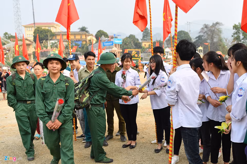 Nhiều thanh niên do nhà xa không có người thân, các anh tặng hoa lại cho những nữ sinh tham gia buổi lễ.