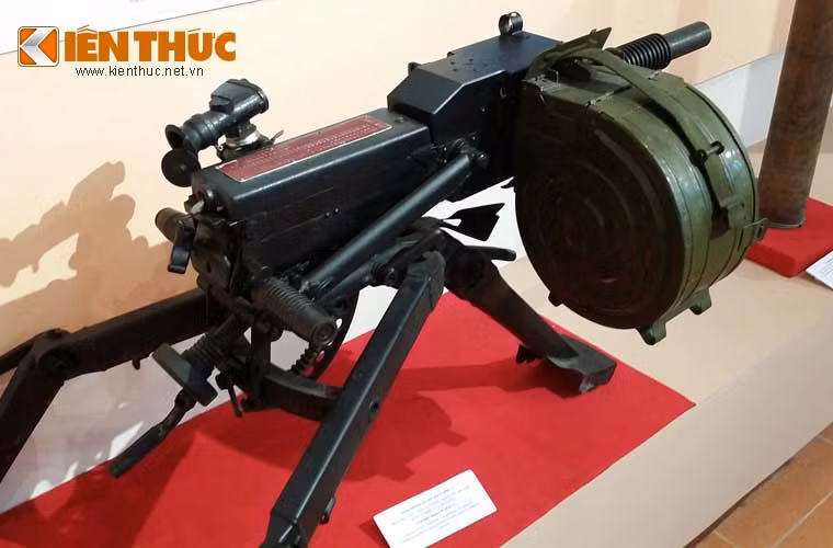 Đạn của AGS-17 - thực chất là lựu đạn được đặt trong các thùng chứa với số lượng tối đa 29 quả mỗi dây. Điểm đặc biệt đó là nòng súng của khẩu AGS-17 có thể được tháo rời để thay nòng, đề phòng trường hợp bắn quá lâu dẫn đến việc nòng bị nóng. Nguồn ảnh: Spectz.
