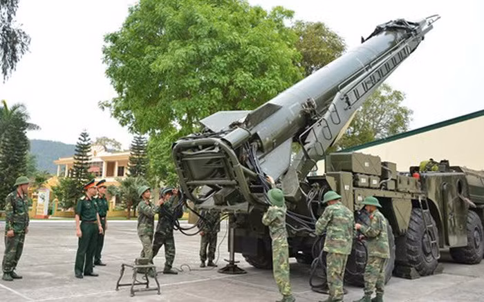 Tính tới thời điểm hiện tại, có tổng cộng 32 nước trên thế giới đang sử dụng loại tên lửa Scud-B, trong đó có cả Việt Nam. Ngoài ra, còn có 4 nước khác trên thế giới hiện vẫn đang nắm giữ công nghệ sản xuất loại tên lửa này được chuyển giao từ thời Liên Xô. Nguồn ảnh:QĐND.