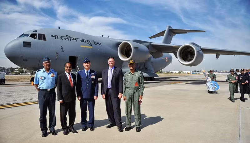 Vào tháng 6/2009, vận tải cơ C-17 được Không quân Ấn Độ lựa chọn làm loại vận tải cơ chiến lược trong tương lai của mình. Tháng 1/2010, phía Ấn Độ đề nghị Mỹ ký hợp đồng mua cùng lúc 10 chiếc vận tải cơ loại này. Nguồn ảnh: Pbunews.