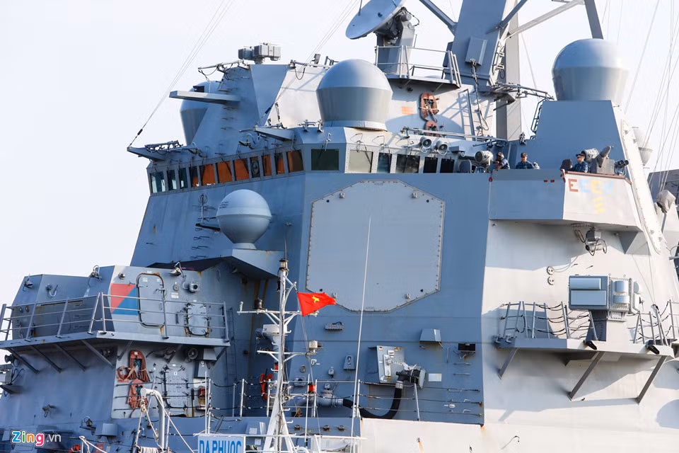 Cảm biến chính trên Wayne E.Meyer là radar AN/SPY-1D nâng cấp. Radar này được tối ưu hóa cho tác chiến hải quân nước xanh cũng như các khu vực gần bờ. AN/SPY-1D có thể phát hiện 100 mục tiêu cùng lúc ở cự ly gần 200 km.