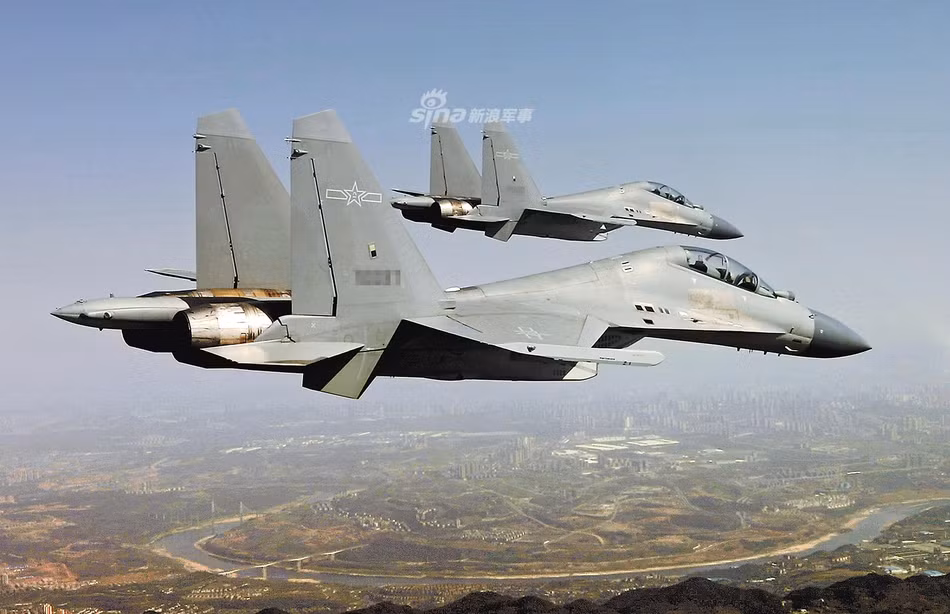Được chế tạo tại Thẩm Dương dựa trên phiên bản gốc là Su-30MK2, chiến đấu cơ đa năng J-16 thực chất là biến thể sao chép của Trung Quốc dựa trên thiết kế của Sukhoi giống như điều mà Bắc Kinh đã từng làm với Su-27SK. Nguồn ảnh: Sina.