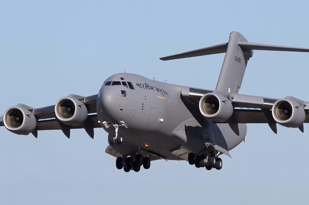 Tới tháng 2/2011, hợp đồng mua bán 10 chiếc máy bay vận tải C-17 Globalmaster III đã được Ấn Độ ký với Boeing và kèm theo đó là điều khoản bỏ ngỏ, cho phép Ấn Độ mua thêm 6 chiếc nữa trong tương lai. Nguồn ảnh: Wiki.