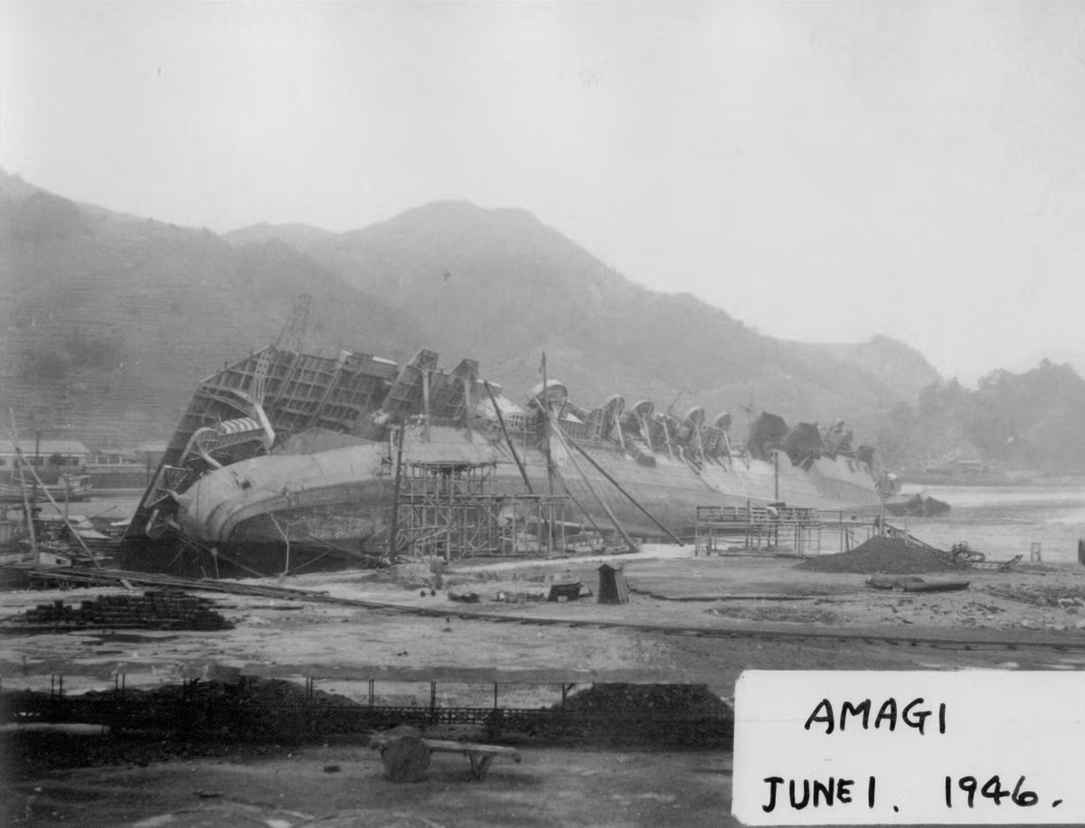 Giống với nhiều tàu sân bay khác của Hải quân Nhật, mãi tới tháng 8 năm 1945 tàu sân bay Taiho mới bị xóa số đăng bạ chính thức. Số phận trớ trêu của nó, đáng buồn thay lại không phải bị đánh chìm bởi hỏa lực của đối phương, mà là do chính sự yếu kém của nhóm sĩ quan chỉ huy tàu sân bay này. Nguồn ảnh: Pinterest.