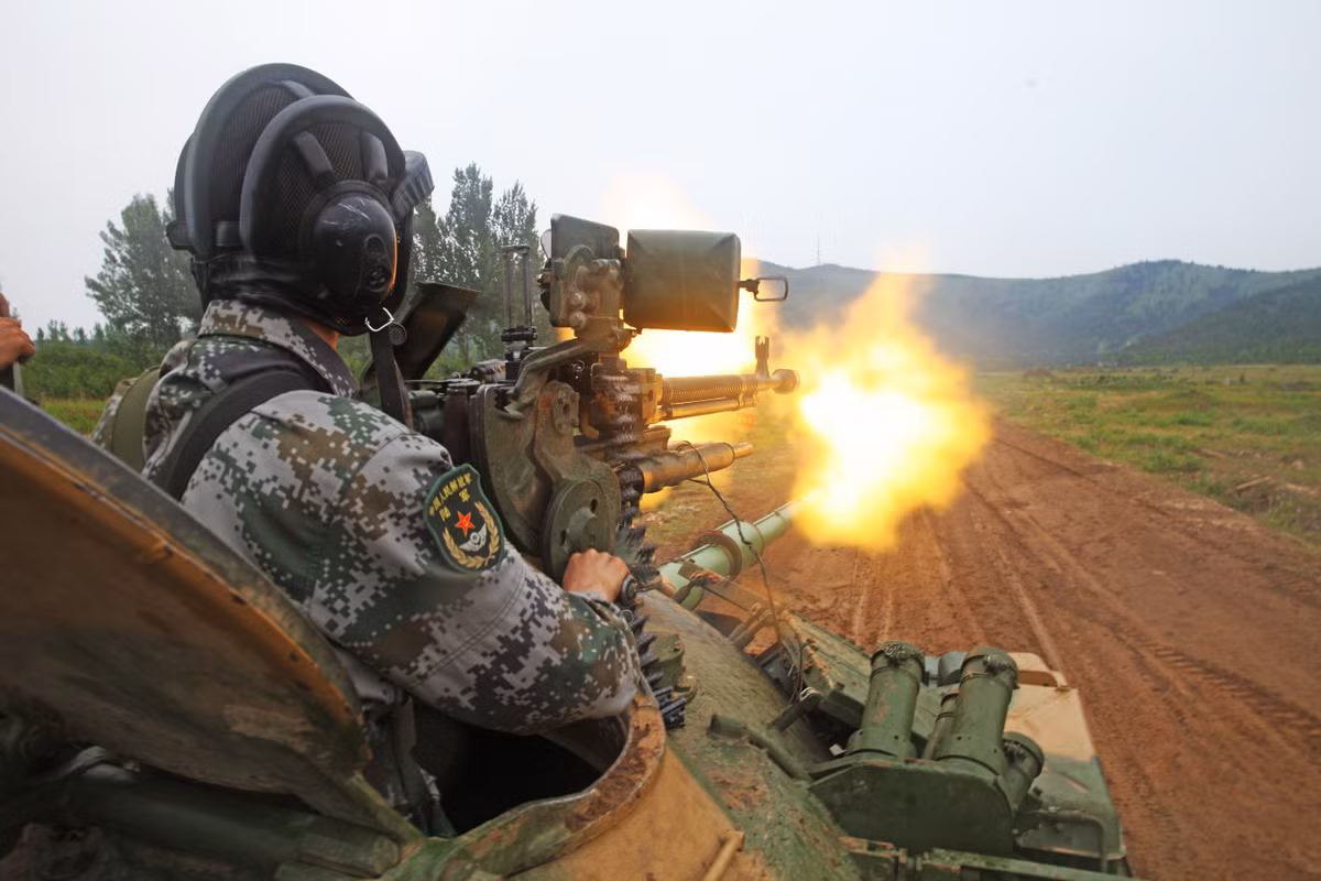 Type 59 là loại xe tăng chủ lực chiến trường do Trung Quốc sản xuất dựa trên phiên bản gốc là xe tăng chủ lực chiến trường T-54/55 do Liên Xô sản xuất. Chiếc xe tăng có tuổi đời gần 70 này hiện tại vẫn còn hoạt động ở rất nhiều quốc gia trên thế giới, trong đó có cả Việt Nam. Nguồn ảnh: Englishmil.