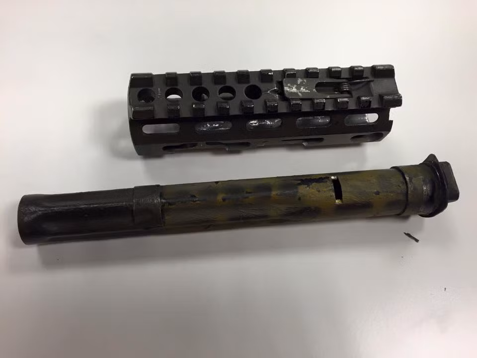 Ốp tay kết hợp khe cắm KeyMod và cụm ống trích khí trên của biến thể AK-74M. Nguồn ảnh: Larry Vickers.