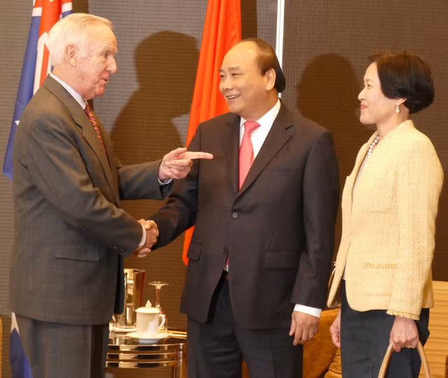 Cuộc gặp bất ngờ của Thủ tướng với ngài Pete Peterson và phu nhân - Ảnh: ĐÀ TRANG Cuộc gặp bất ngờ của Thủ tướng với ngài Pete Peterson và phu nhân - Ảnh: ĐÀ TRANG