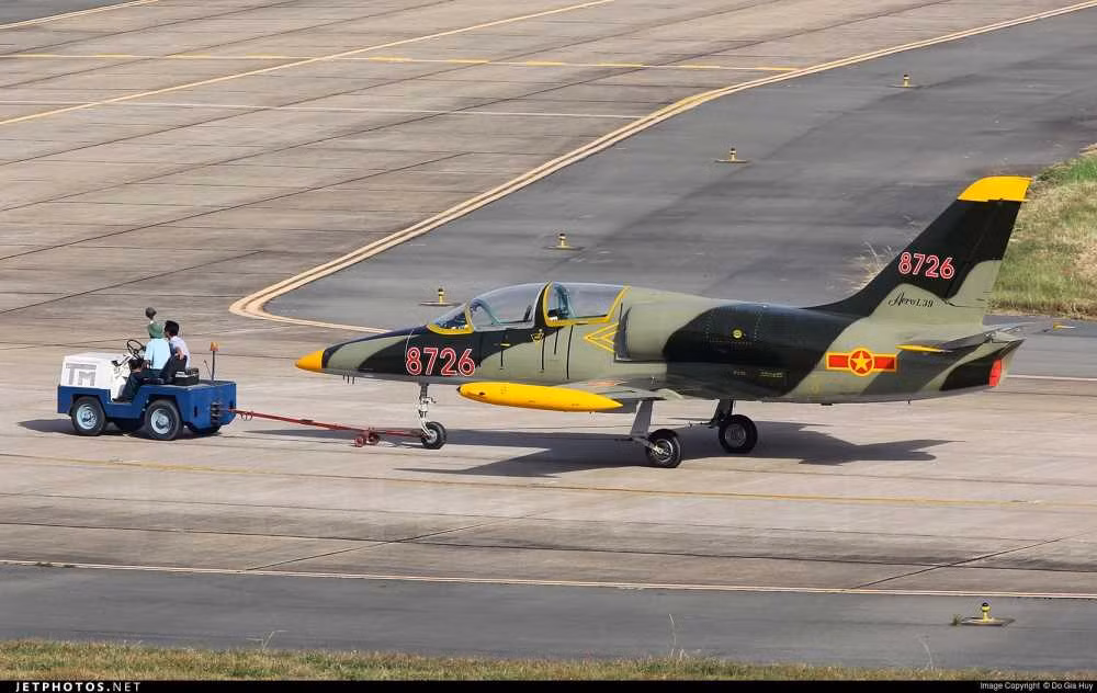 L-39 Albatros có trọng lượng rỗng là 3455 kg và trọng lượng cất cánh tối đa khi đầy tải là 4700 kg. Máy bay được trang bị một động cơ Ivchenko AI-25TL tua-bin. Nguồn ảnh: Jetphoto.