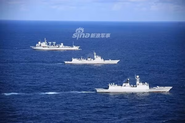 Các tàu của Trung Quốc tham gia cuộc tuần tra này bao gồm tàu khu trục Hải Khẩu, tàu hộ vệ tên lửa Nhạc Dương và tàu vận tải Thanh Hải làm nhiệm vụ hậu cần. Nguồn ảnh: Sina.