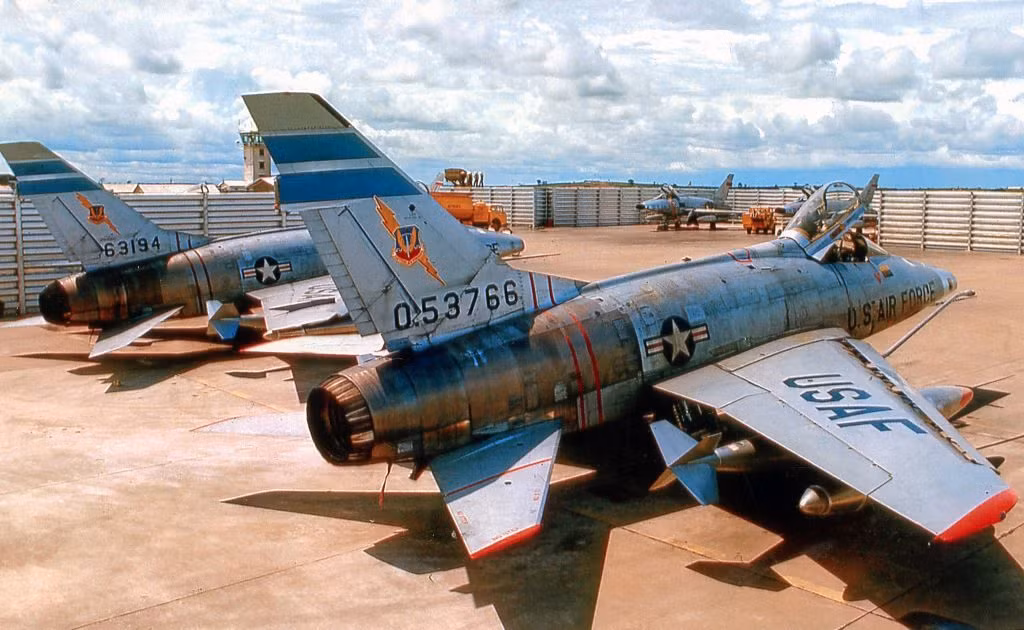 Được biên chế chính thức cho Không quân Mỹ từ ngày 27/9/1954, thời gian đầu F-100 chủ yếu phục vụ vai trò huấn luyện và hoạt động giới hạn ở Mỹ. Ngày 16/4/1961, F-100 lần đầu xuất hiện ở Đông Nam Á - tại hai căn cứ Clark (Philippines) và Don Muang (Thái Lan). Khi Mỹ đưa "bom" ra miền Bắc Việt Nam năm 1964, F-100 bắt đầu thực hiện các phi vụ chiến đấu quy mô tại Việt Nam. Nguồn ảnh: Flickr.