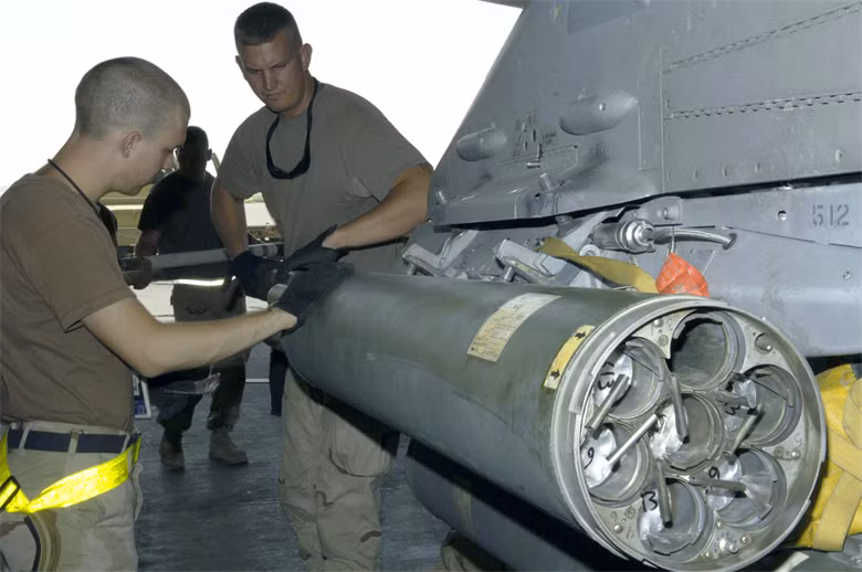 Rocket APKWS II là một trong những tổ hợp vũ khí nguy hiểm bậc nhất hiện nay của BAE System, bản thân loại vũ khí này được phát triển dựa trên các mẫu đạn rocket "ngu" 70mm dành cho không quân, hải quân Mỹ vốn luôn bị đánh giá là kém hiệu quả. Nguồn ảnh: AFnews.