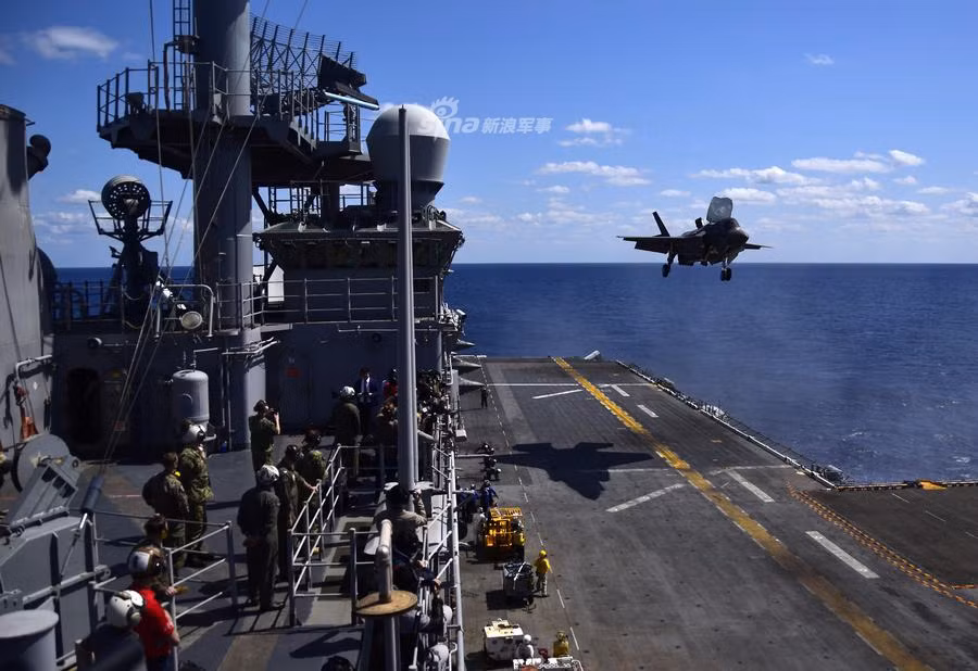 Hiện tại, F-35B đang được coi là chiếc máy bay chiến đấu có giá đắt nhất thế giới với giá của mỗi chiếc vào khoảng 122 triệu USD, trong khi các phiên bản còn lại của F-35 chỉ xấp xỉ 100 triệu USD. Nguồn ảnh: USNavy.
