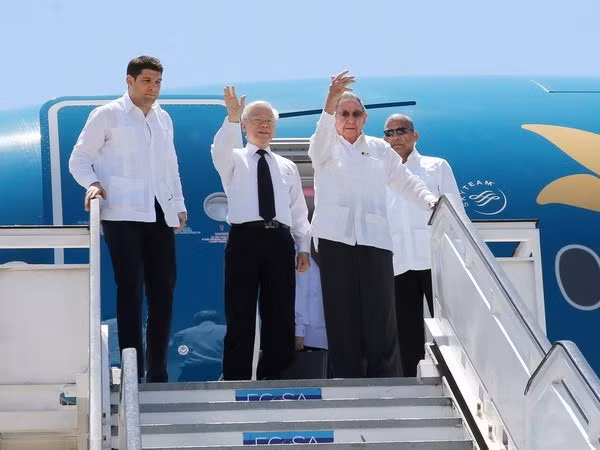 Tổng Bí thư Nguyễn Phú Trọng cùng Bí thư Thứ nhất Ban chấp hành Trung ương Đảng Cộng sản Cuba , Chủ tịch Hội đồng Nhà nước và Hội đồng Bộ trưởng Cộng hòa Cuba Raul Castro Ruz đến sân bay Quốc tế Antonio Maceo, thành phố Santiago de Cuba. (Ảnh : Trí Dũng/TTXVN)