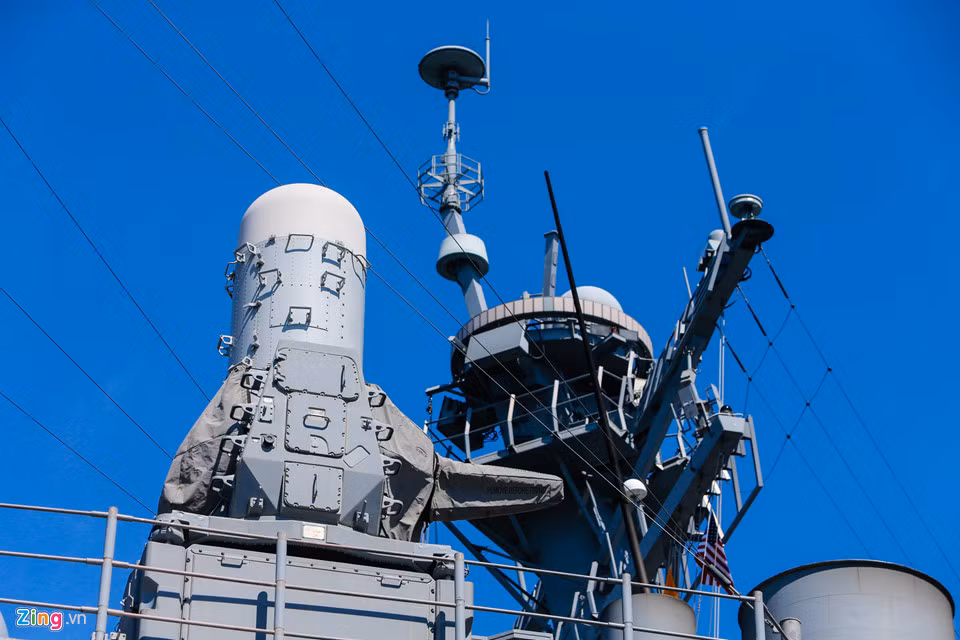 Vũ khí phòng thủ trên Lake Champlain gồm 2 hệ thống phòng thủ tầm cực gần Plalanx CIWS, 6 nòng 20 mm. Nó được trang bị tích hợp radar điều khiển hỏa lực có thể tác chiến độc lập so với radar của tàu mẹ. Phalanx có tốc độ bắn tới 5.000 viên/phút có thể đánh chặn máy bay tầm thấp, tên lửa và vũ khí dẫn đường của đối phương nhắm vào tàu.