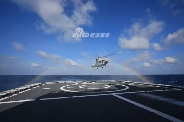 Trong đó có hai tàu chiến của Trung Quốc đều có khả năng mang theo máy bay trực thăng. Nguồn ảnh: Sina.