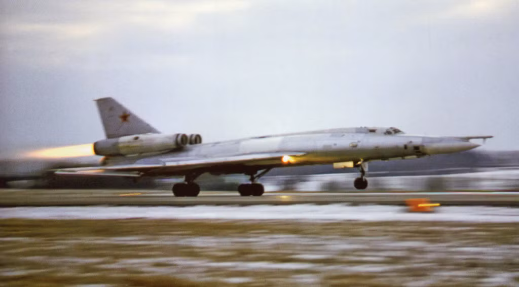 Tầm hoạt động tối đa của Tu-22 vòa khoảng 7200 km tùy thuộc vào điều kiện thời tiết cũng như tải trọng của phi cơ. Kèm theo đó là trần bay 12.800 mét. Đây là trần bay khá cao vào những năm 60 của thế kỷ trước. Nguồn ảnh: Sovietunion.
