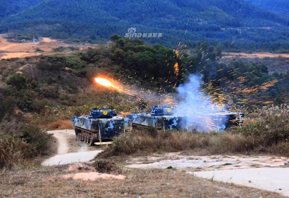 Xe thiết giáp lội nước của Hải quân Đánh bộ Trung Quốc tiêu diệt mục tiêu với tên lửa chống tăng. Nguồn ảnh: Sina.