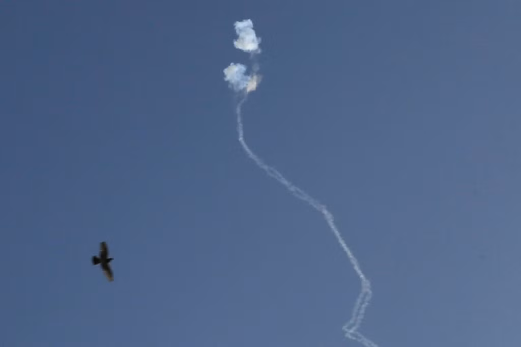 Cận cảnh một quả đạn cối của Palestine bị tên lửa của Vòm Sắt đánh chặn ngay trên bầu trời Israel. Nguồn ảnh: Shanghailist.