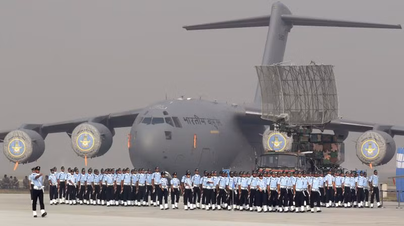 Quá trình tiếp nhận các máy bay vận tải C-17 của Ấn Độ bắt đầu từ tháng 6/2013 và tiếp tục tới năm 2014 thì kết thúc. Năm 2012, phía Ấn Độ muốn sử dụng điều khoản bỏ ngỏ trong hợp đồng với Boeing để mua thêm 6 chiếc C-17 nữa trong thời gian từ năm 2017 tới năm 2022. Nguồn ảnh: Consulu.