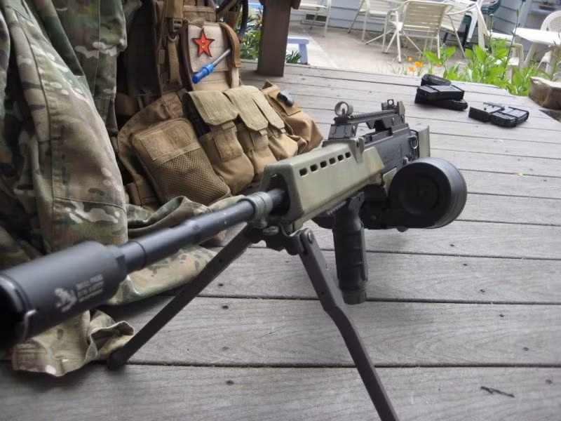 Ra đời từ năm 1997 cùng với sự ra đời của khẩu súng trường tấn công Heckler &amp; Koch G36, súng máy hạng nhẹ MG36 thực chất chỉ là phiên bản cải tiến từ khẩu G36 với cỡ nòng dài hơn và băng đạn lớn hơn. Nguồn ảnh: Special.