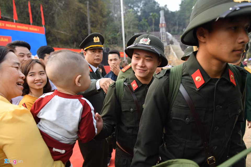 Những nụ cười rạng rỡ, trìu mến chúc các thanh niên lên đường mạnh khoẻ, hoàn thành tốt nhiệm vụ bảo vệ Tổ quốc.