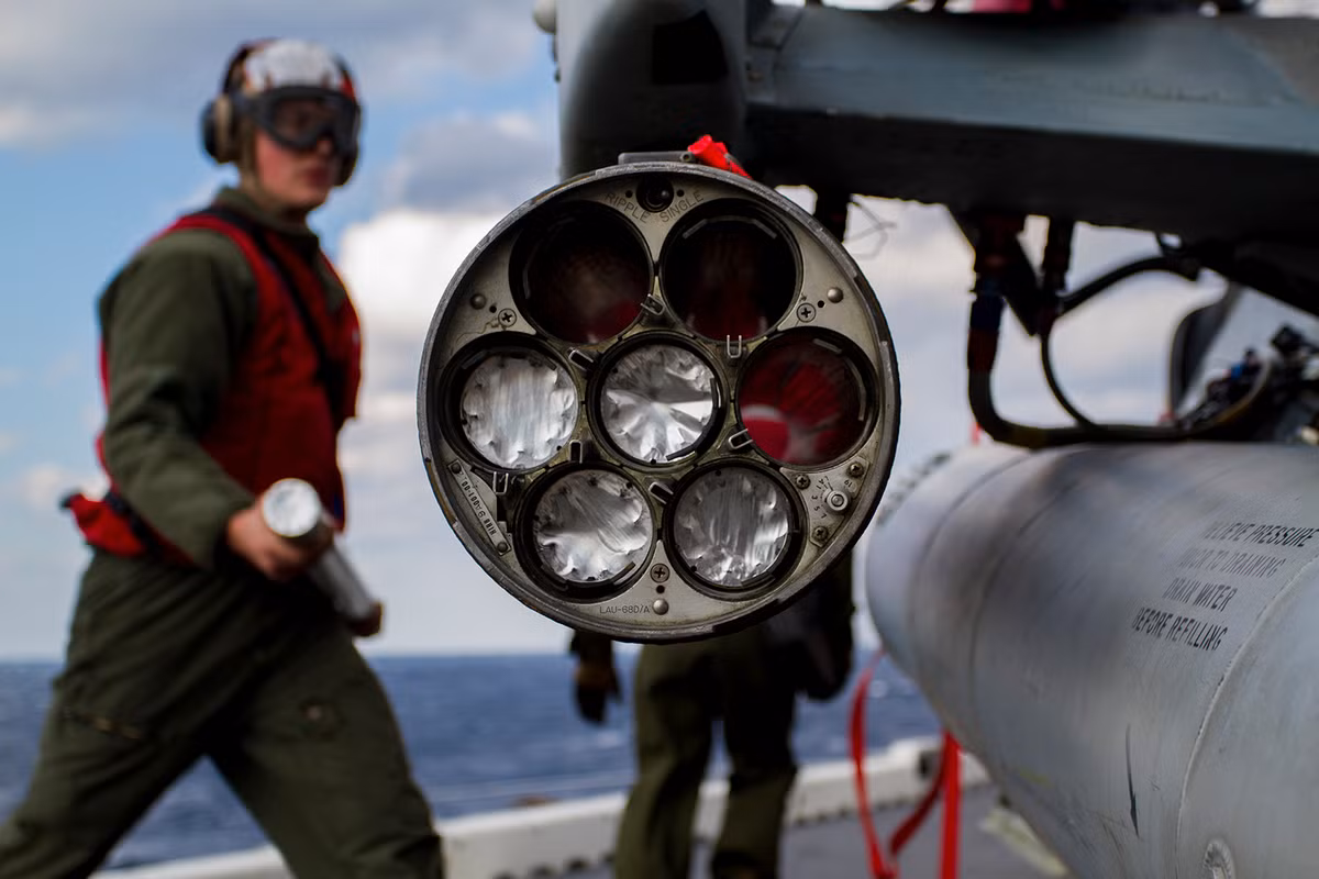 Hệ thống 2x7 này bao gồm các ống phóng LAU-68 F/A pods, đây là một trong những loại ống phóng rocket phóng loạt quan trọng và nguy hiểm bậc nhất trong hệ thống APKWS II do BAE Systems phát triển. Nguồn ảnh: Afmil.