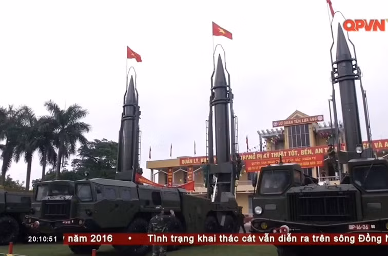Ban đầu, các tên lửa Scud-B được đặt trên xe kéo bánh xích loại 2P19 giống với phiên bản Scud-A. Tuy nhiên, sau đó phiên bản xe bánh lốp loại MAZ-543 đã được thay thế để có hiệu năng cơ động tốt hơn so với phiên bản bánh xích. Nguồn ảnh: QPVN.