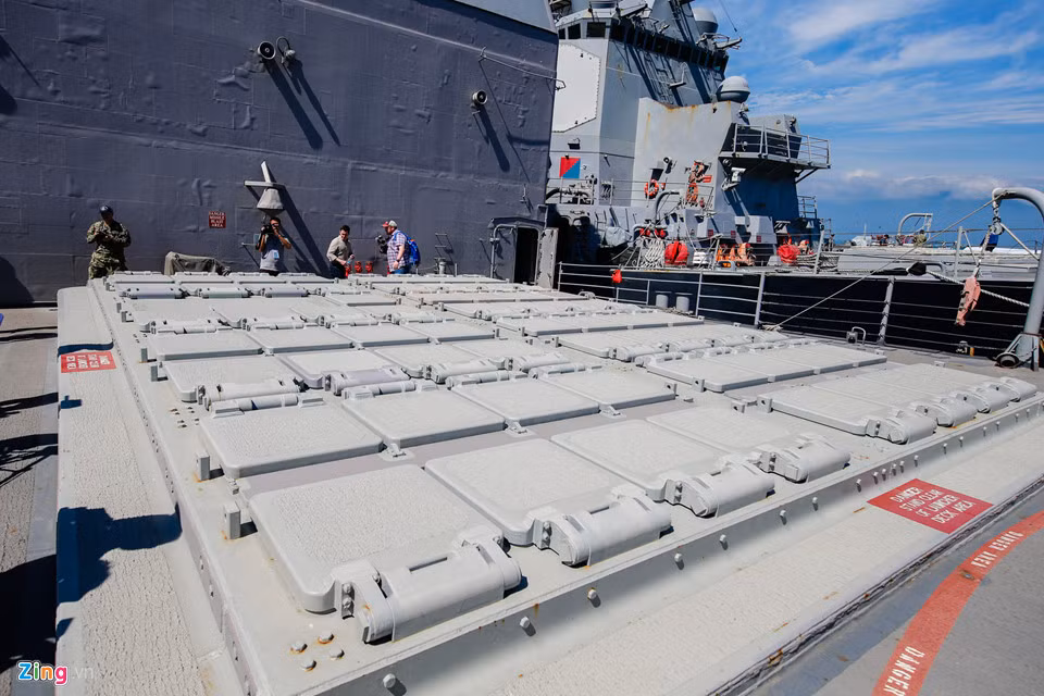 Vũ khí mạnh nhất trên Lake Champlain là 122 ống phóng thẳng đứng Mk41, gồm 61 ống phóng ở phía trước và 61 ở phía sau. Mk41 là hệ thống phóng đa năng có thể khởi động nhiều loại tên lửa khác nhau. Mk41 có thể phóng tên lửa hải đối không SM-2, tên lửa đánh chặn siêu hạng SM-3, tên lửa chống ngầm RUM-139, đặc biệt là tên lửa hành trình tấn công mặt đất Tomahawk. Về lý thuyết, số tên lửa mà Lake Champlain mang theo có thể san phẳng cả một thành phố.