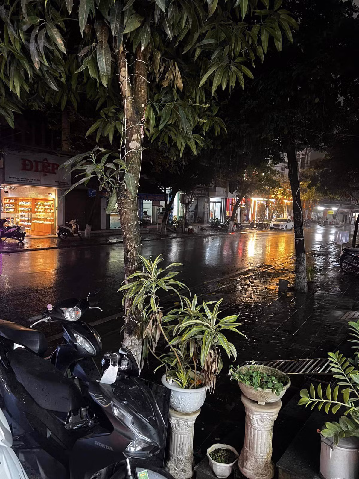 Đến 10h20 cùng ngày, khối mây giông di chuyển đến TP Yên Bái, trời tối đen như lúc chập tối. Giông lốc, mưa đá sau đó trút xuống thành phố. Huyện Trấn Yên cũng ghi nhận giông lốc, mưa đá trong khoảng 15-20 phút. Đá rơi không quá dày nhưng đã làm sập một rạp đám cưới.