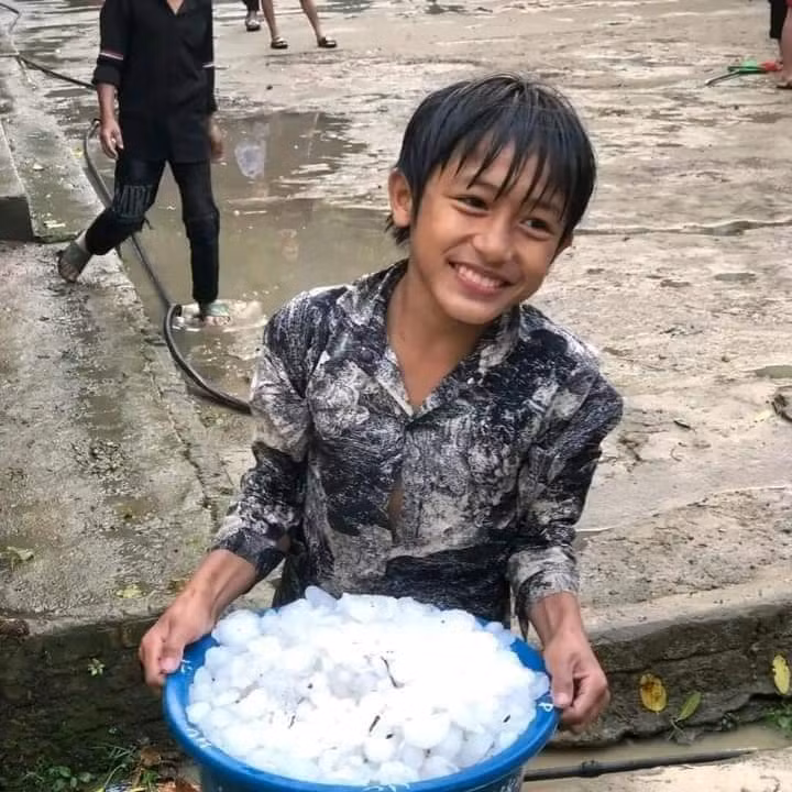 16h chiều cùng ngày, tại Nghệ An, mưa đá kèm gió lớn quét qua các xã Mai Sơn, Yên Thắng, Yên Hòa, Nga My... thuộc huyện Tương Dương trong hơn 20 phút. Các viên đá đường kính 1-2 cm rơi xuống khiến hàng chục mái nhà bị thủng, diện tích lớn hoa màu hư hỏng. Chính quyền huyện Tương Dương đang thống kê thiệt hại, khuyến cáo người dân có biện pháp phòng chống, đề phòng thời tiết bất thường ảnh hưởng đến tính mạng, tài sản và hoa màu.