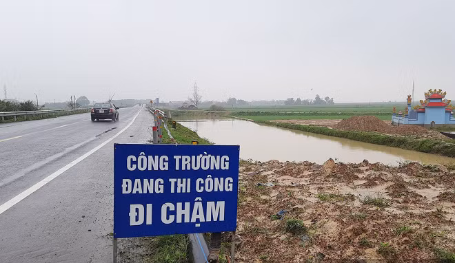Tuy nhiên, do vướng công tác giải phóng, bàn giao mặt bằng nên đến nay dự án vẫn chưa thể hoàn thành như đúng kỳ hạn được xác định trước đó. Tính đến tháng 12/2022, công tác bàn giao mặt bằng cho dự án mới chỉ đạt 4,5km/13,8km. Ảnh: Dân Việt. 