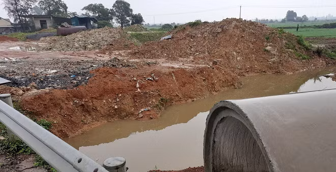 Dự án được Thủ tướng Chính phủ phê duyệt chủ trương đầu tư tại Quyết định số 1384/QĐ-TTg ngày 4/8/2021 và Bộ Giao thông vận tải phê duyệt đầu tư dự án tại Quyết định số 1939/QĐ-BGTVT ngày 11/11/2021. Tổng mức đầu tư dự án là 19,05 triệu USD, tương đương 440,38 tỷ đồng, thời gian thực hiện 2021 – 2022. Chủ đầu tư dự án là Tổng cục Đường bộ Việt Nam. Ảnh: Dân Việt. 