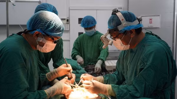 Trắng đêm nỗ lực chuyển, ghép tạng xuyên Việt - Hình 3 Trang dem no luc chuyen, ghep tang xuyen Viet-Hinh-3