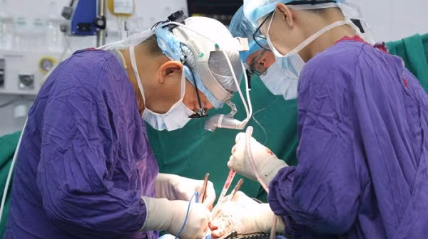 Trắng đêm nỗ lực chuyển, ghép tạng xuyên Việt - Hình 2 Trang dem no luc chuyen, ghep tang xuyen Viet-Hinh-2