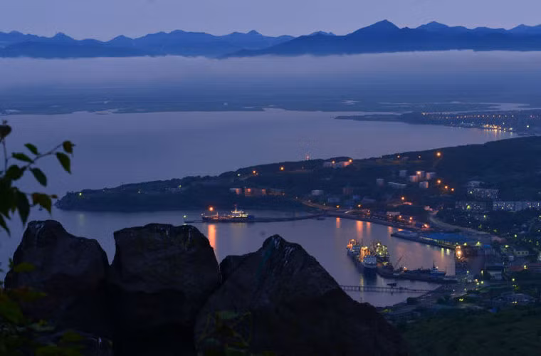 Thành phố Petropavlovsk-Kamchatsky nhìn từ núi Mishennaya.