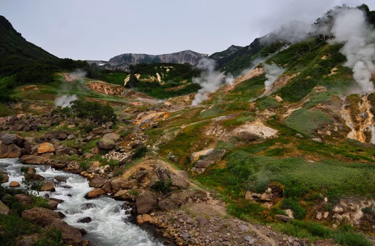 Khu bảo tồn thiên nhiên Kronotsky có hai điểm hấp dẫn du khách đó là thung lũng nước nóng Geyser và hồ nước Kronotsky sâu 140 m hình tam giác đều.